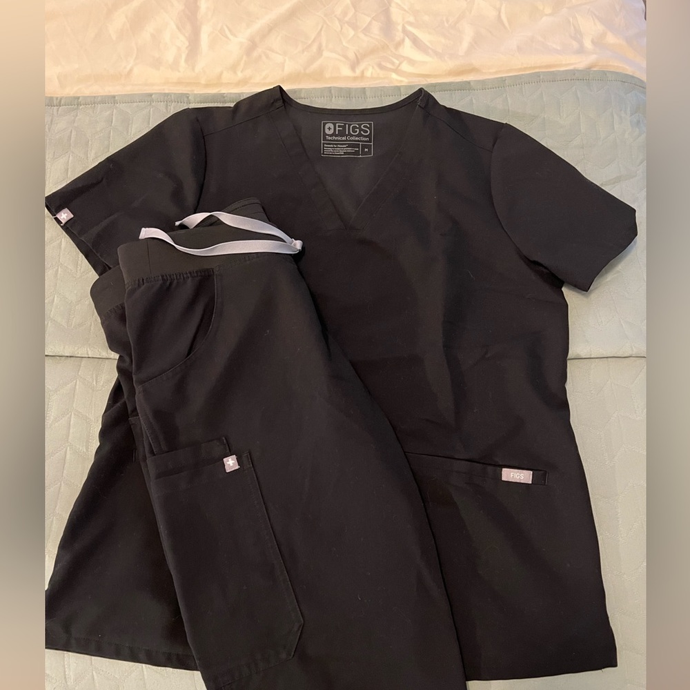 FIGS Black Scrub Set